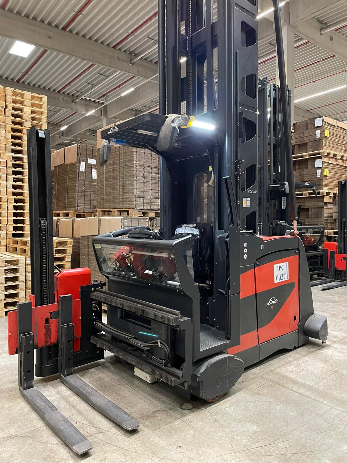 Carretilla trilateral Linde reacondicionada